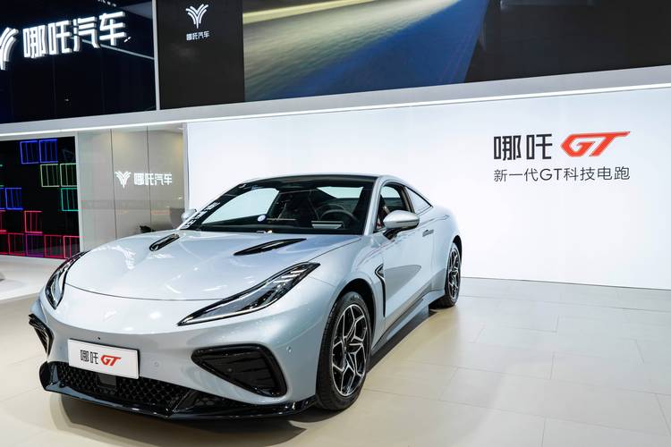 深圳44哪吒汽车在智能汽车领域的表现，领途汽车在新能源汽车市场中的影响力